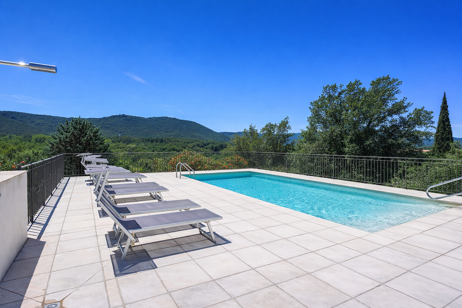 H�tel restaurant bagnols en for�t piscine